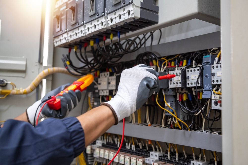 Moderný dom s profesionálne navrhnutou elektroinštaláciou pre pohodlie a bezpečnosť.